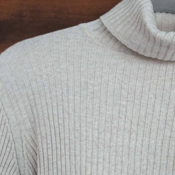 GAP Women's Cream/Tan Turtleneck Sweater - Picture 3 of 5